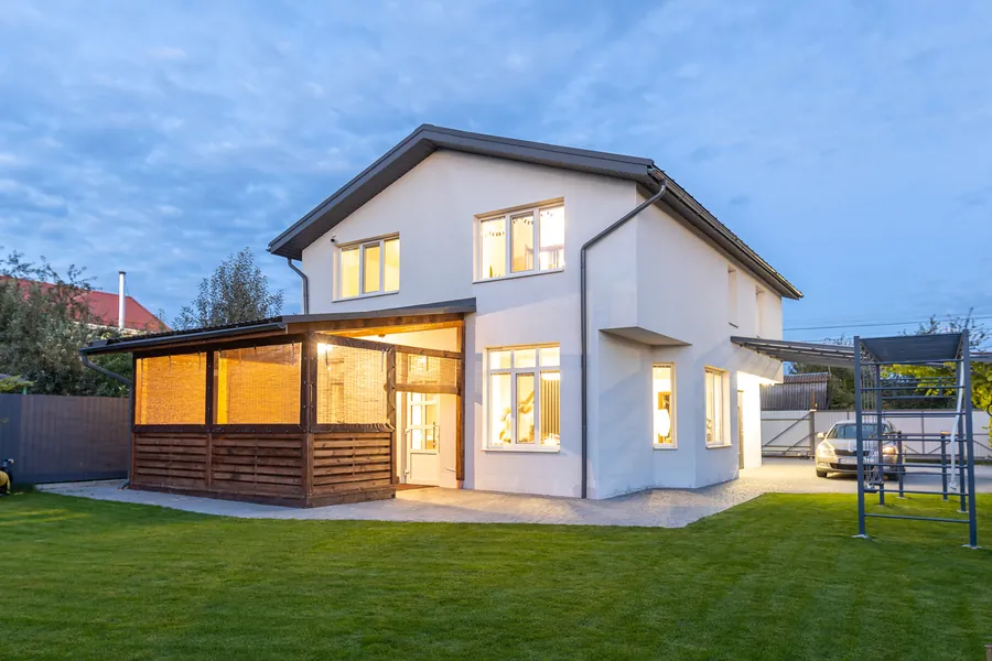 Casa ultimata, con terrazza e giardino sistemato, di sera